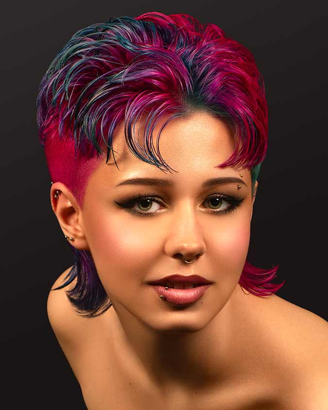 capelli rossi e viola con rasatura a lato. Red and purple hair with a shaved side.
