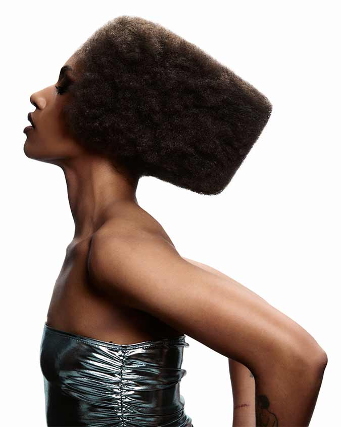 capelli castani afro squadrati. square-shaped Afro-textured brown hair.