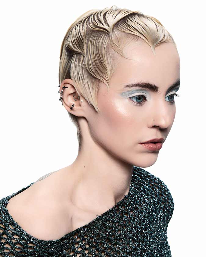 capelli raccolti biondi. Blonde hair tied back.