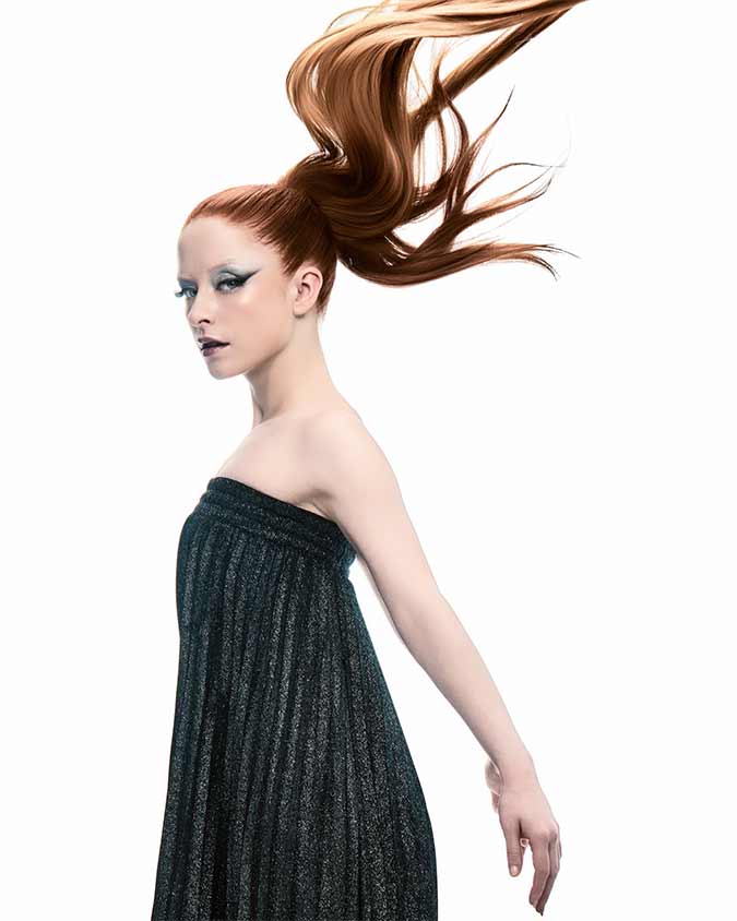 capelli lunghi raccolti. long hair tied back.