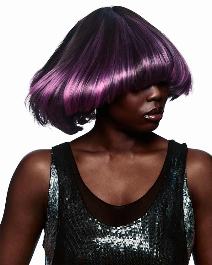 caschetto viola liscio con frangia. Straight purple bob with bangs.