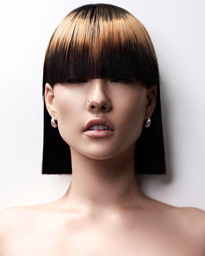 capelli a caschetto neri con sfumatura bionda. Black bob haircut with blonde highlights.