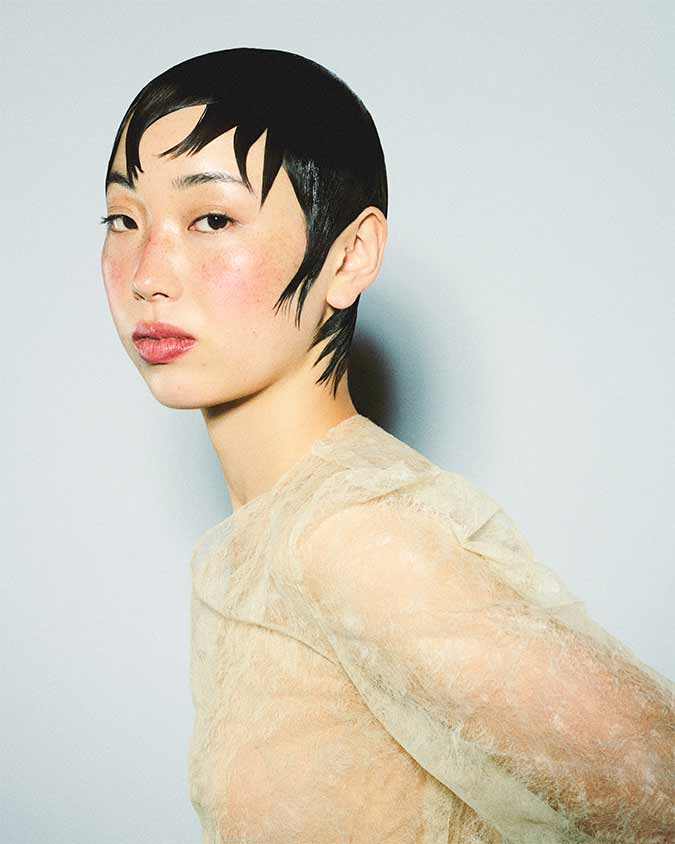 capelli corti neri. short black hair.