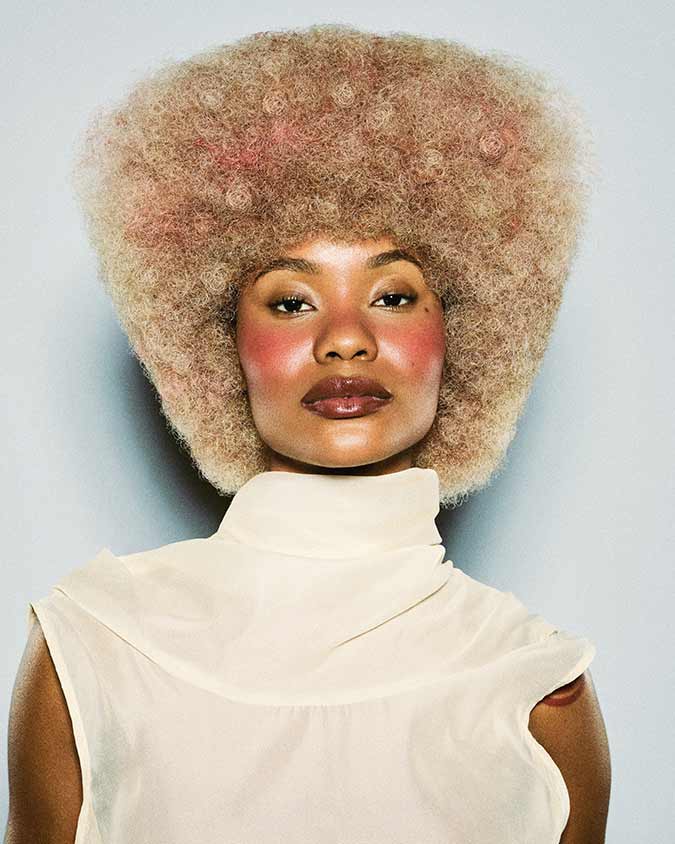 capelli afro biondi corti. Short blonde Afro hair.