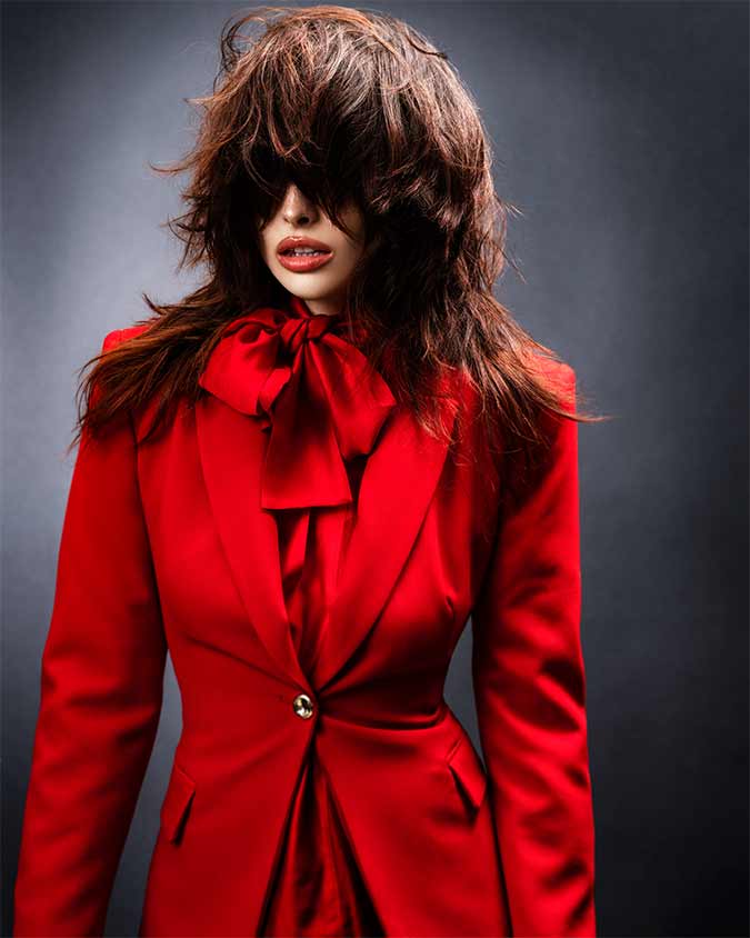 capelli scalati castani. layered brown hair.