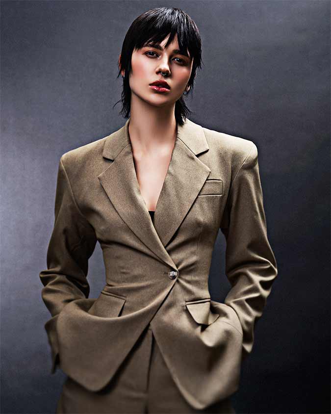 capelli neri corti con frangia. short black hair with bangs.