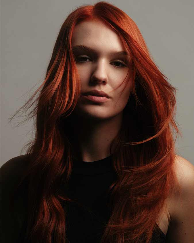 capelli rossi lunghi e mossi. Long, wavy red hair.