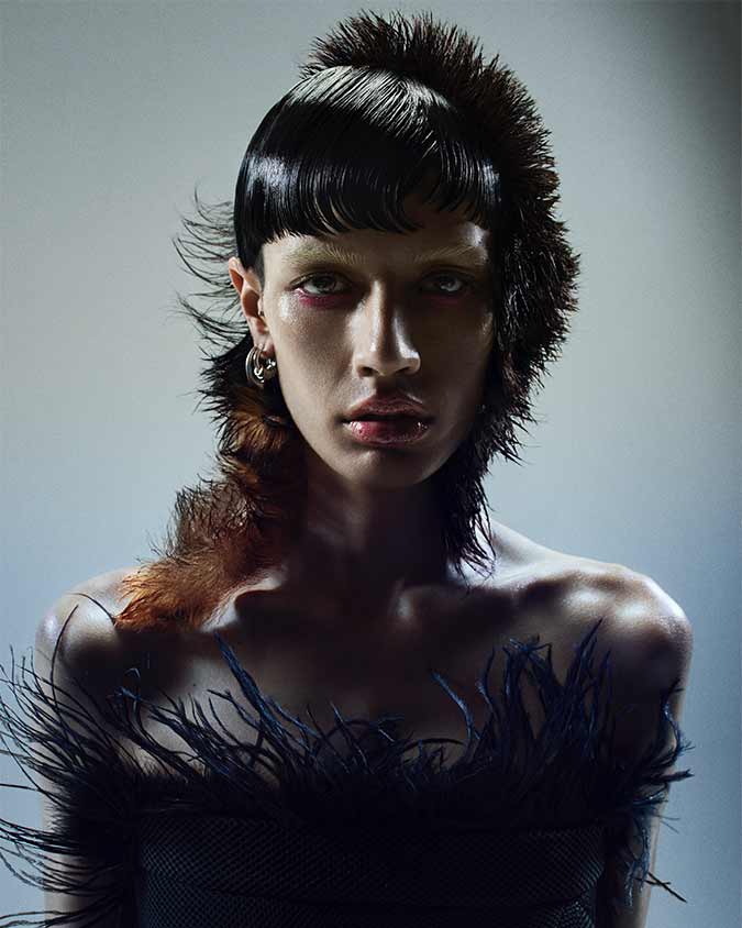 capelli gellati corti neri. Short, black, gelled hair.