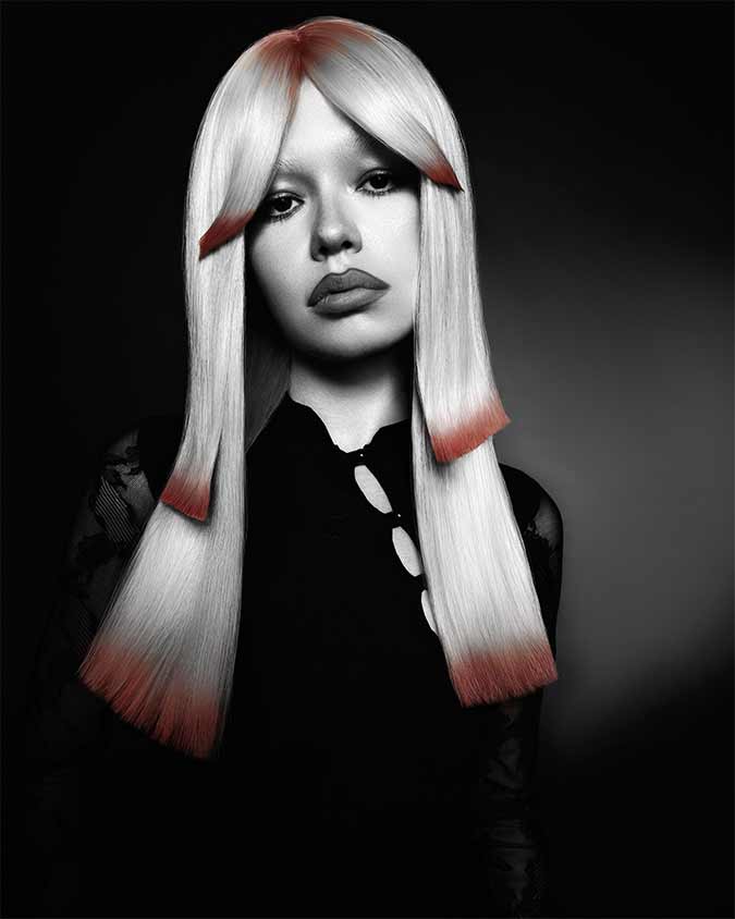 capelli lunghi lisci tagliati con tre lunghezze differenti. Long, straight hair cut in three different lengths.