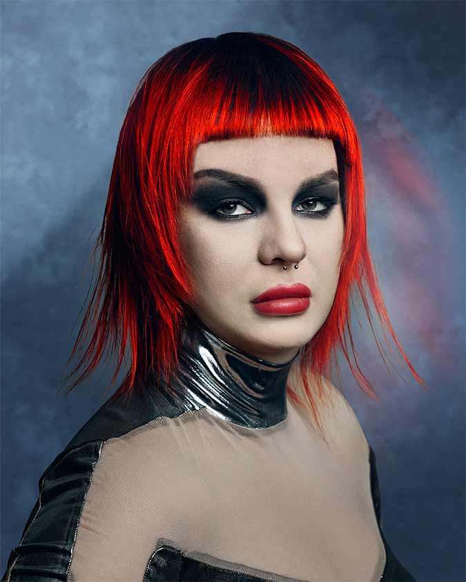 capelli corti a caschetto rossi, lisci. Short, straight, red bobbed hair.