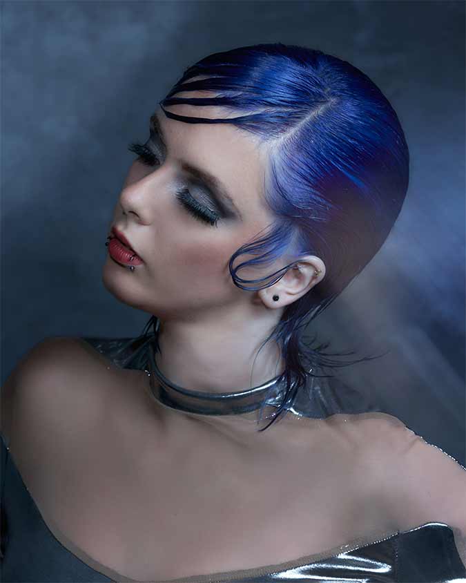 capelli gellati blu. Blue gelled hair.