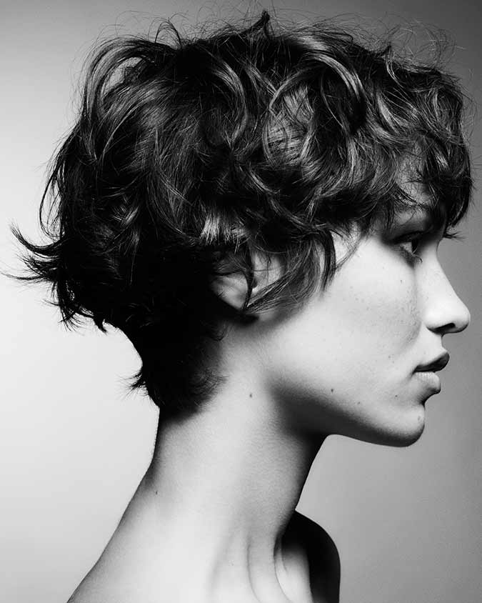 capelli corti effetto spettinato. Short, tousled-look hair.