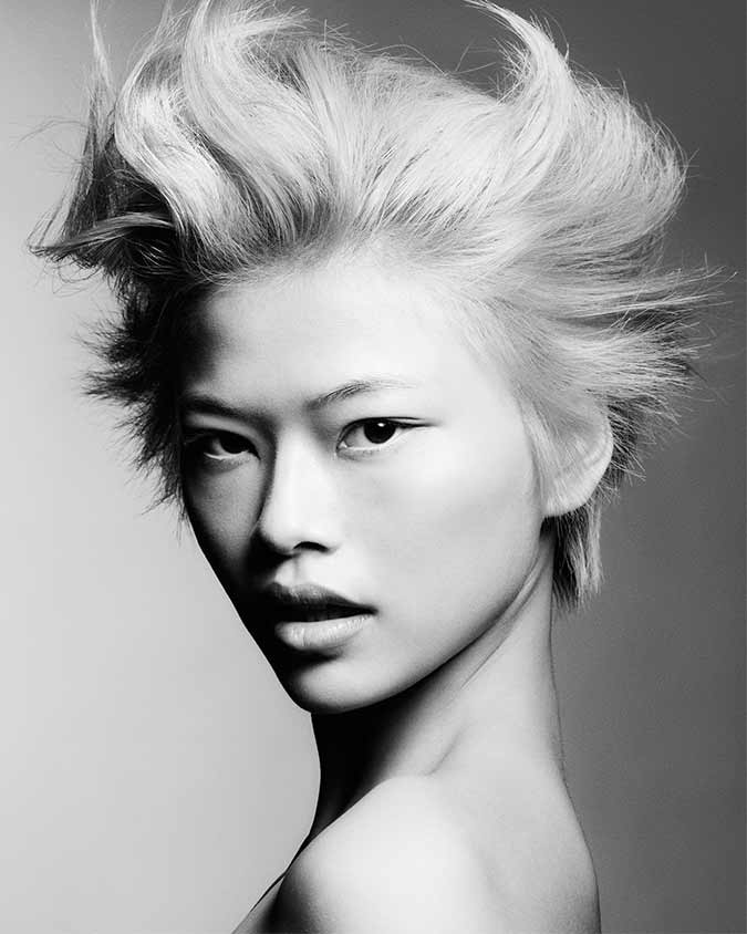 capelli biondi corti effetto spettinato. Short blonde hair with a tousled look.
