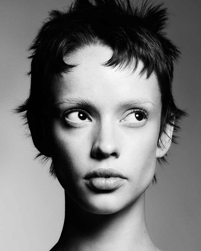 capelli corti effetto spettinato. Short, tousled-look hair.