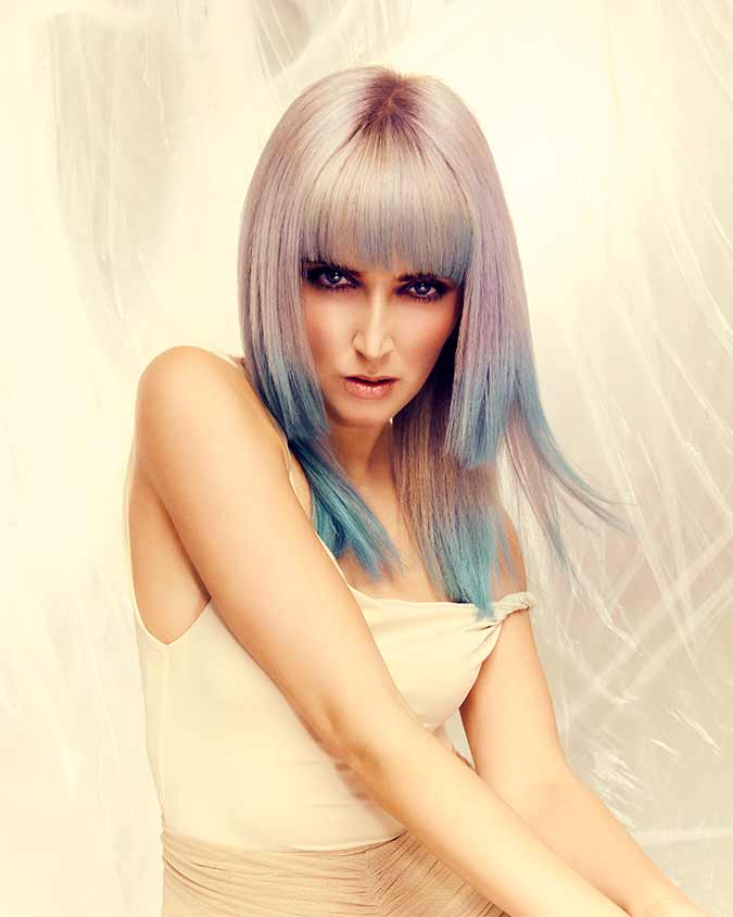 capelli scalati lisci viola. Straight, layered purple hair.