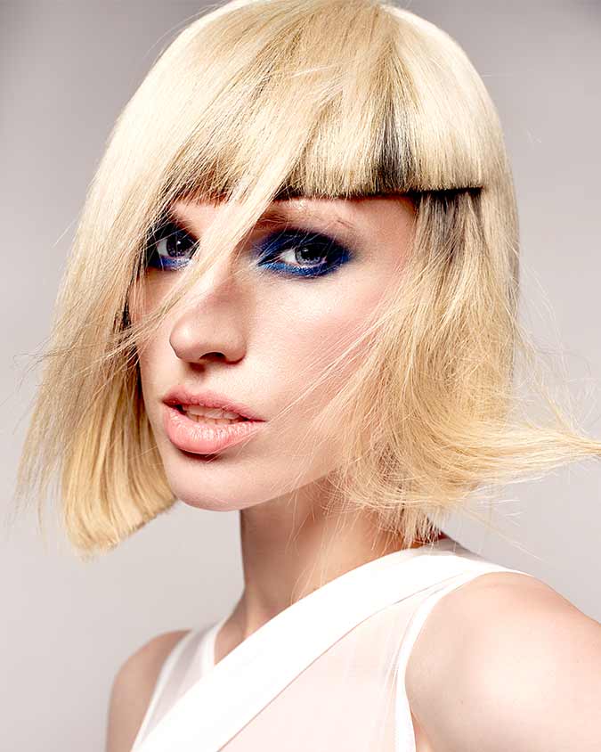 capelli biondi lisci a caschetto con frangia. straight, blonde, bob-length hair with bangs.