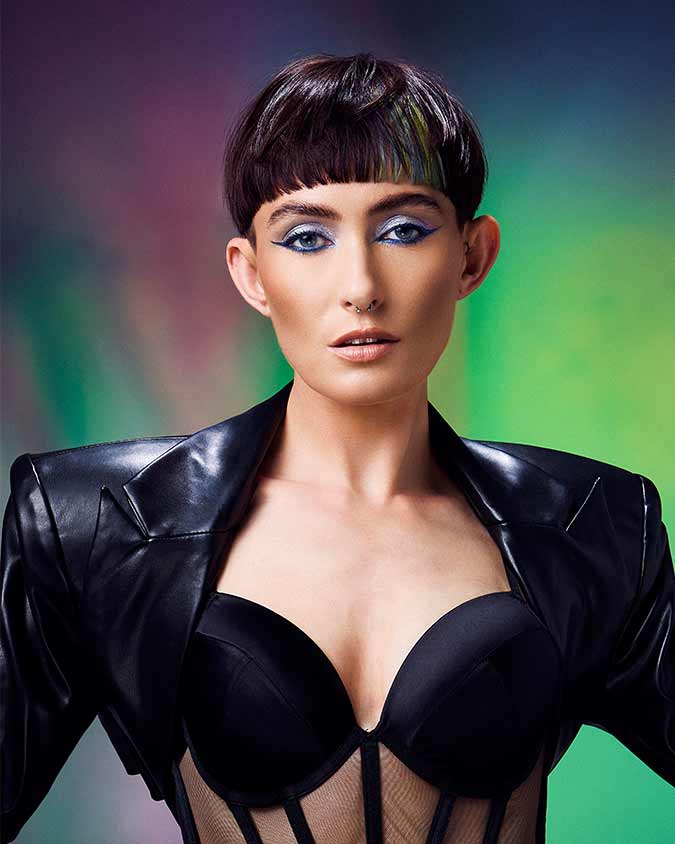capelli neri corti con frangia. short black hair with bangs.