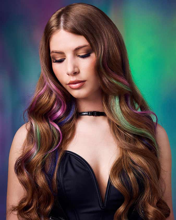capelli castani lunghi con boccoli. Long brown hair with ringlets.