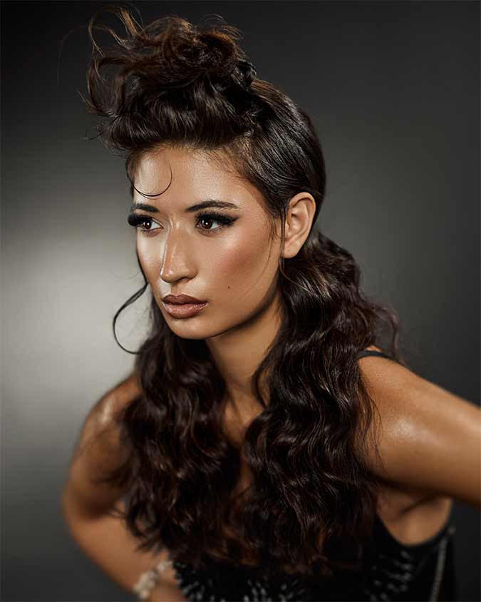 capelli lunghi castani semiraccolti. long, brown, half-up hair.