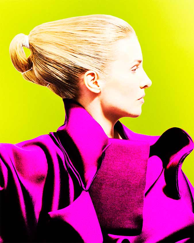 capelli biondi raccolti. Blonde hair tied back.