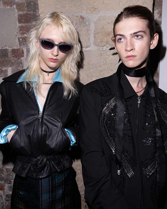 capelli biondi e neri. blond and black hair.
